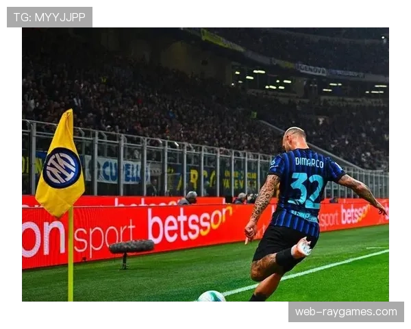 国米边翼卫迪马尔科、邓弗里斯大幅前插拉开进攻宽度